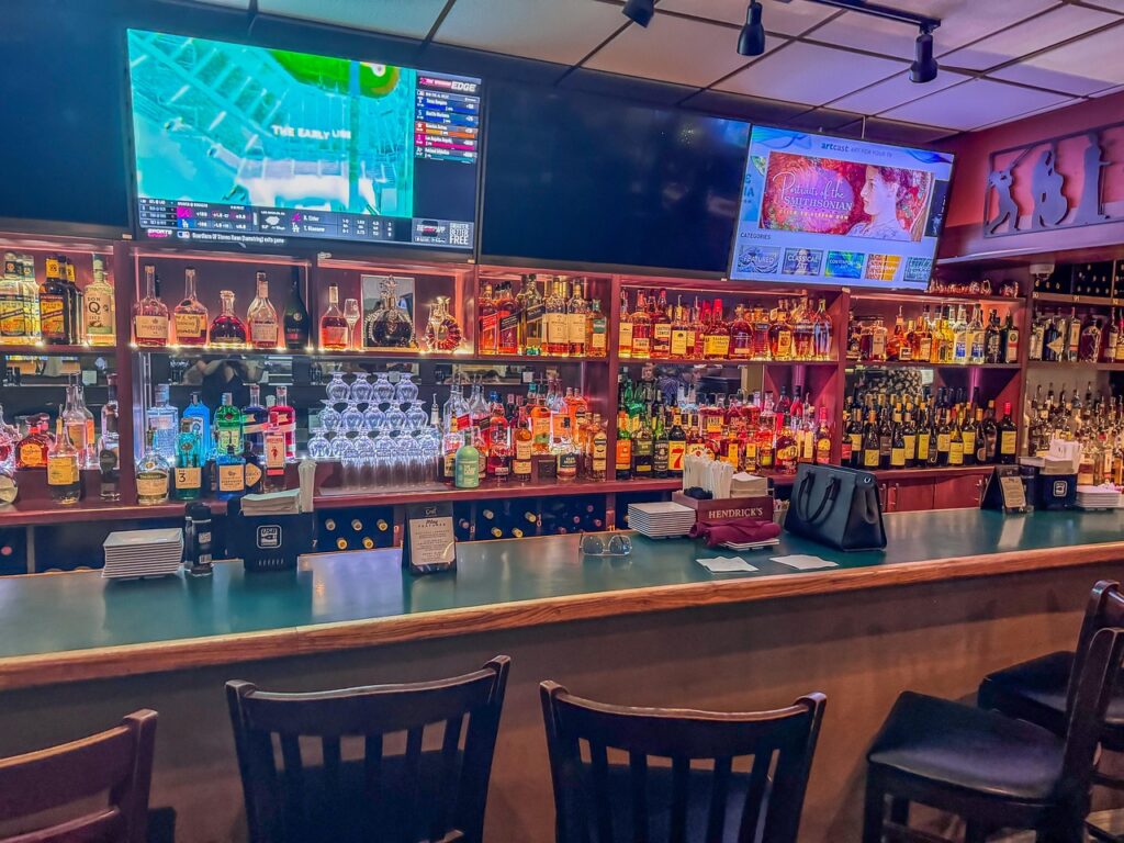 bar, alcohol, drink, cocktail, restaurant, pub, beverage-8967127.jpg